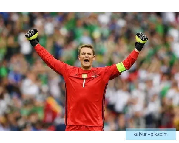 诺伊尔持续提升表现，门将革命引发足坛关注